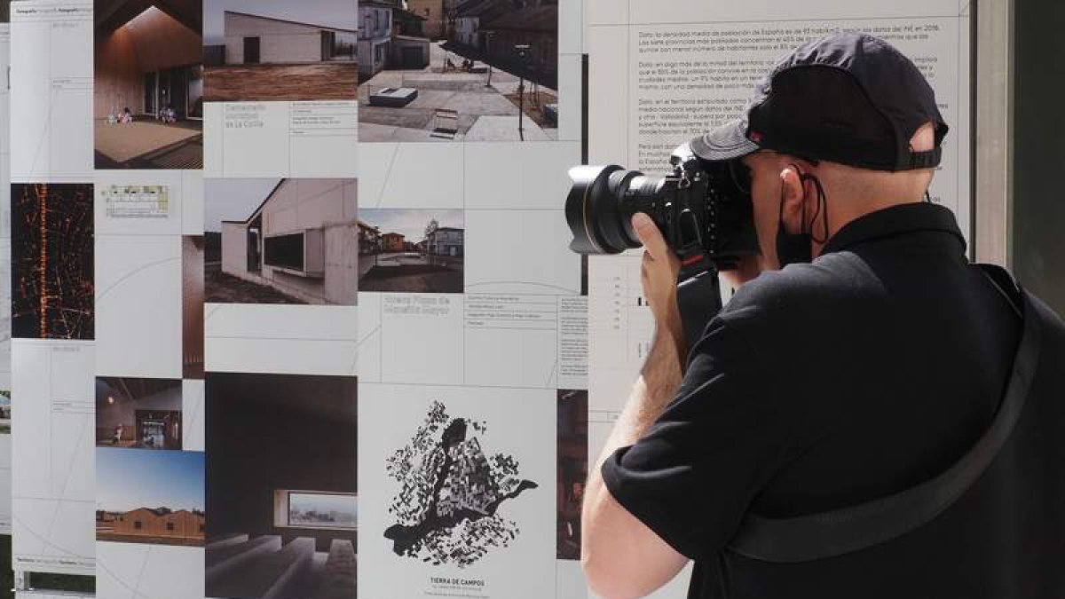 Imagen con los proyectos que se exhiben en la exposición de la Bienal de Arquitectura. R.  GARCÍA