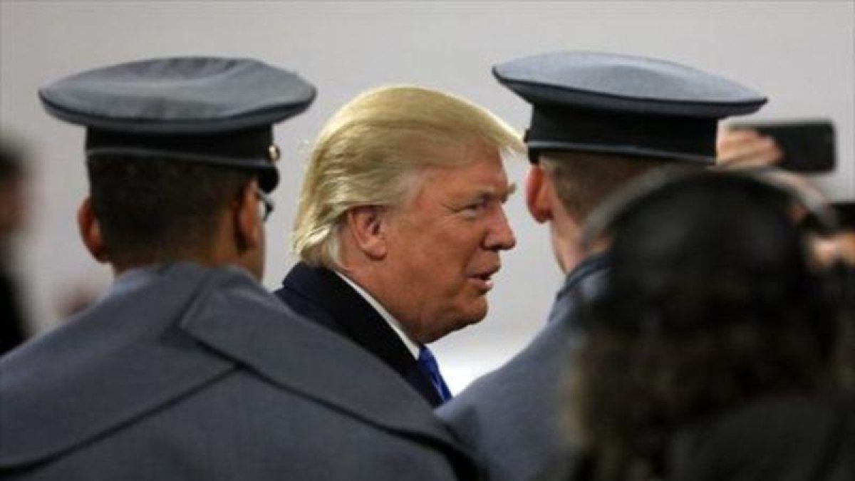 Trump, con cadetes de una academia militar en Baltimore.