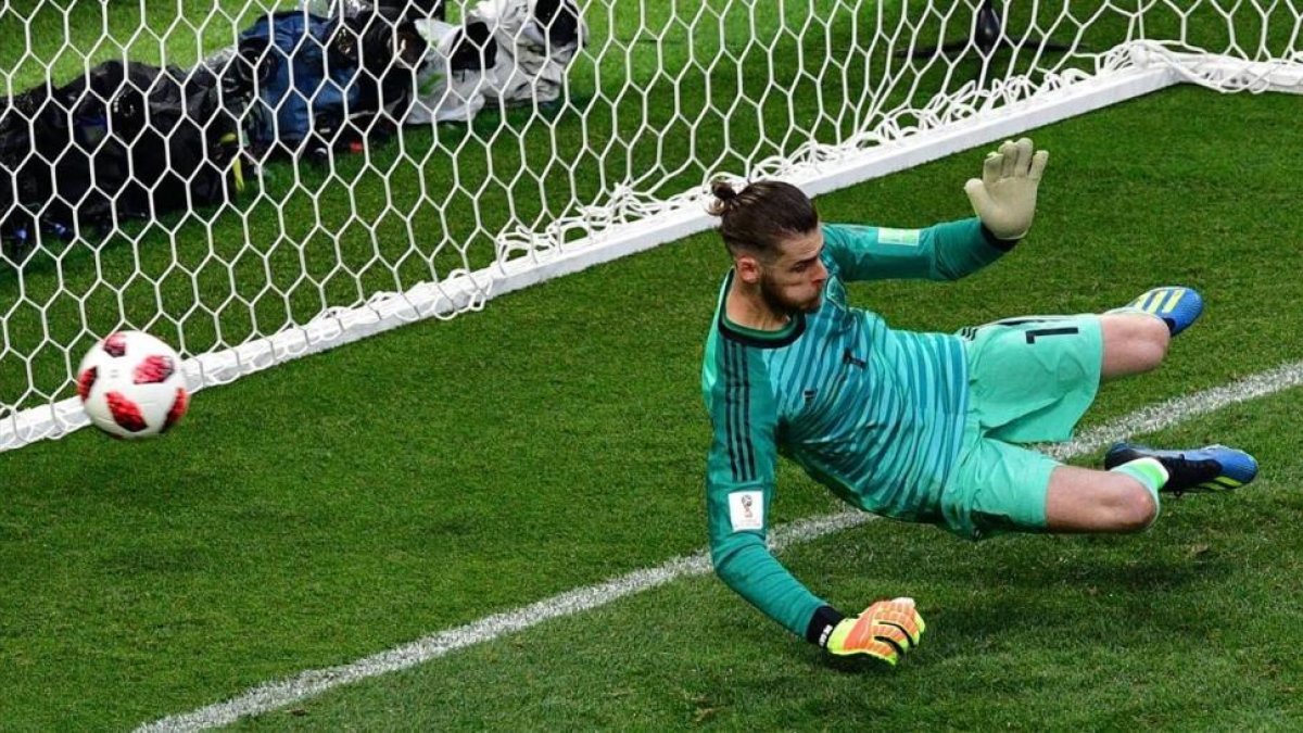 De Gea no logra parar el penalti que lanzó Cheryshev por el centro de la portería española