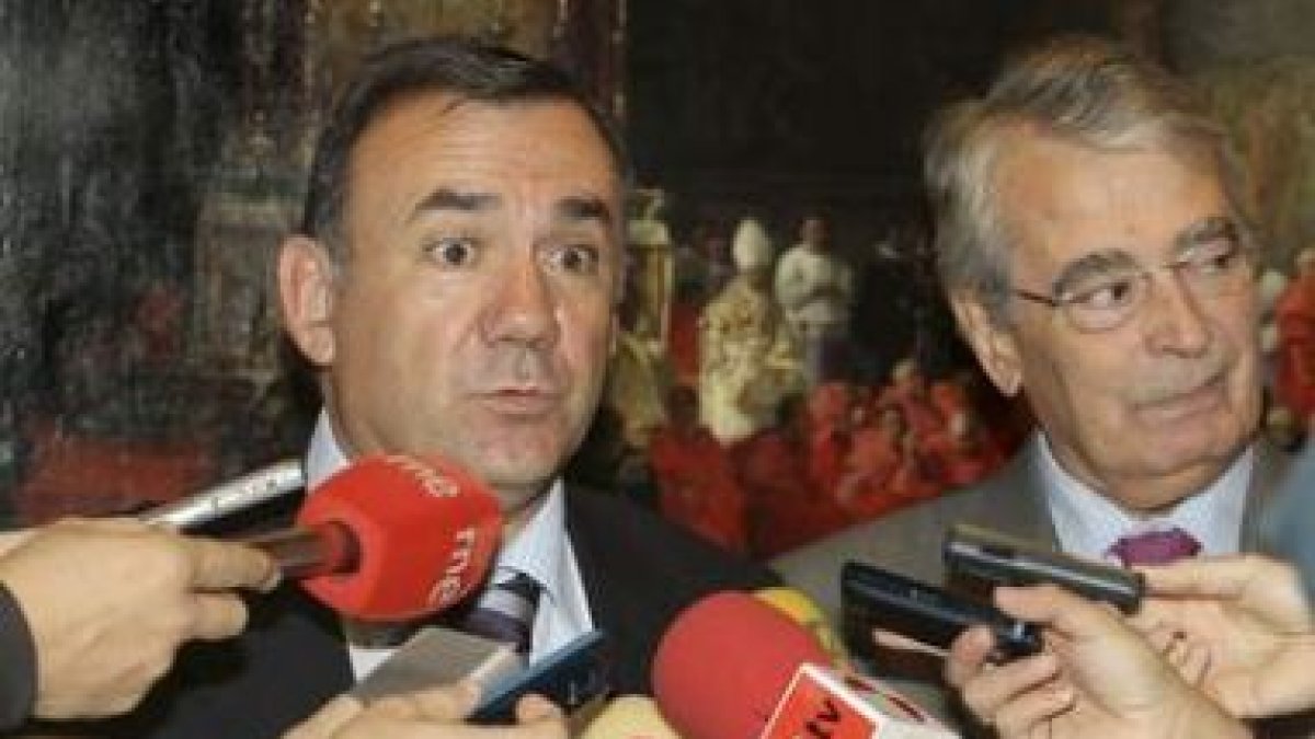 Marcos García, presidente interino de Caja España, y Lucas Hernández, director general.