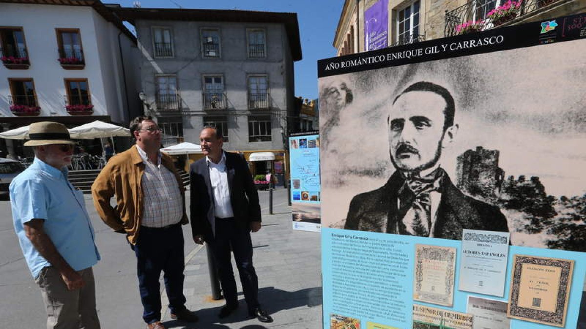 Xurxo Lobato, José Manuel Pereira y Alfonso Arias, ayer en la plaza de Villafranca