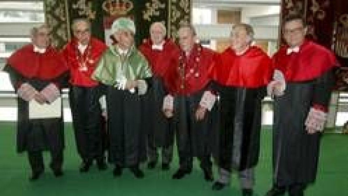 Los siete padres de la Constitución fueron investidos Doctores Honoris Causa por la ULE en el 2004