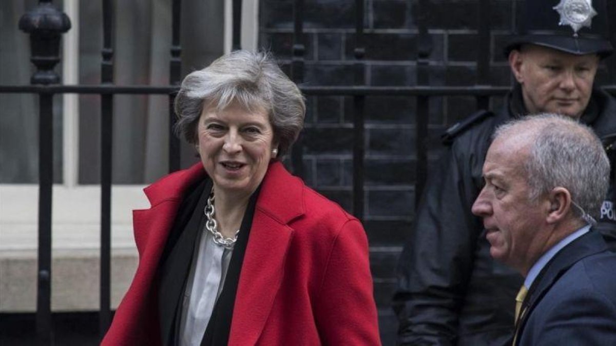 May abandona el número 10 de Downing Street para asistir a una sesión de control en la Cámara de los Comunes, en Londres, el 30 de noviembre.