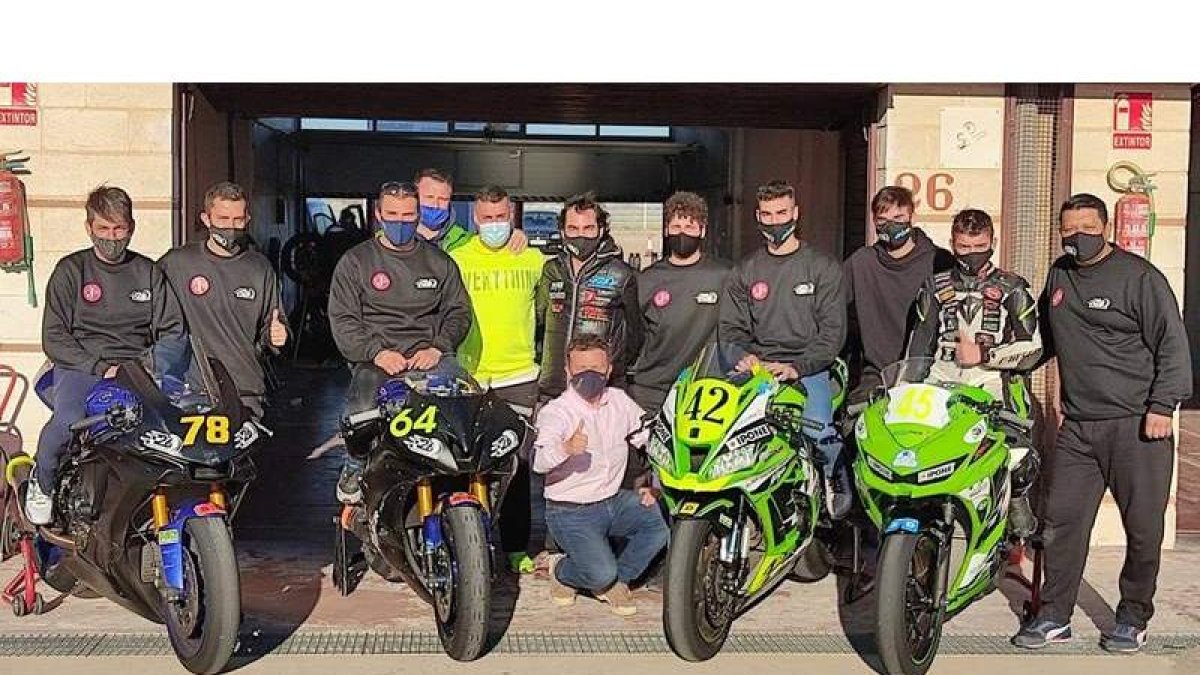 Sergio con los integrantes de Vallinas Motor Sport y los de su futuro equipo, el Alma Racing Team. DL