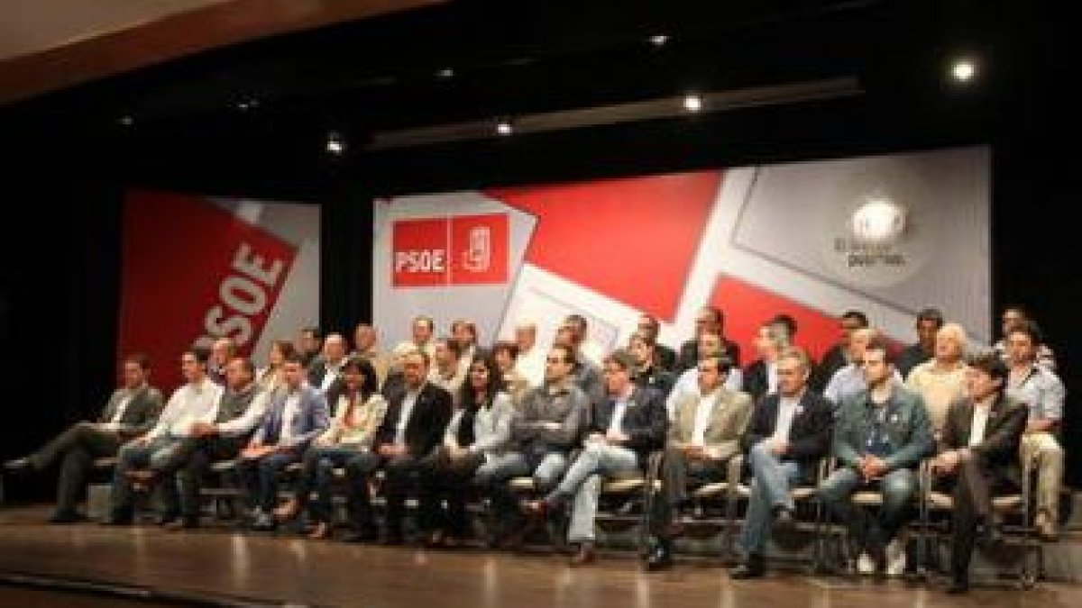 Los candidatos socialistas a los ayuntamientos del Bierzo, en su foto de familia.