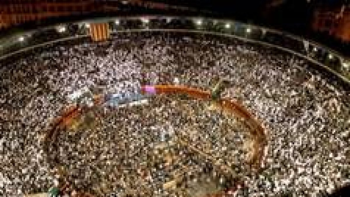 La plaza de toros de Valencia se llenó para escuchar al candidato popular