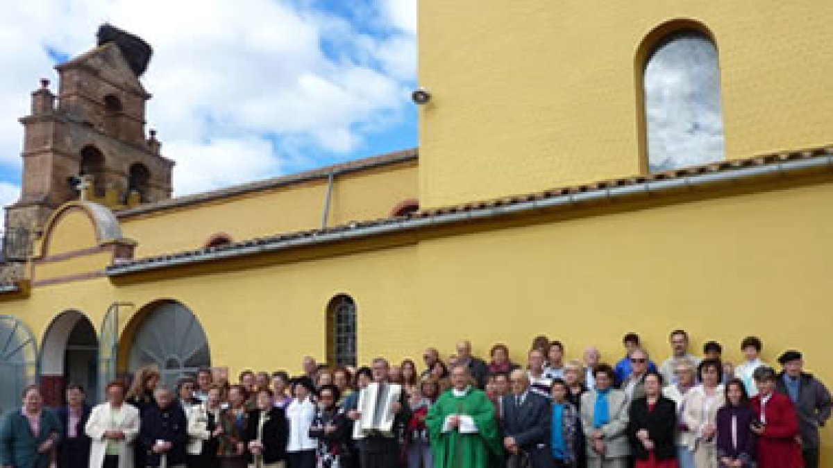 Los vecinos del pueblo junto al párroco, Calixto Sánchez, a la salida de la misa.