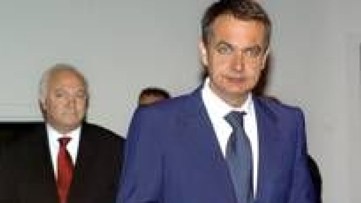 Zapatero acompañado por el ministro Moratinos