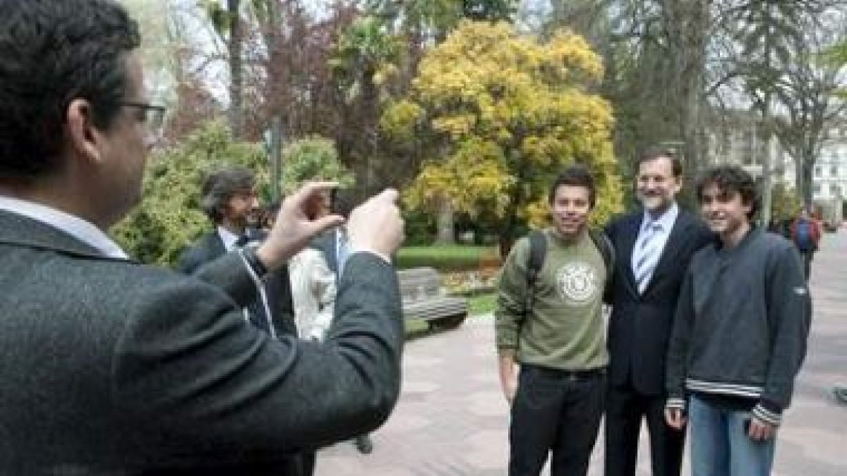 Basagoiti hace una foto a Rajoy con dos jóvenes en Vitoria