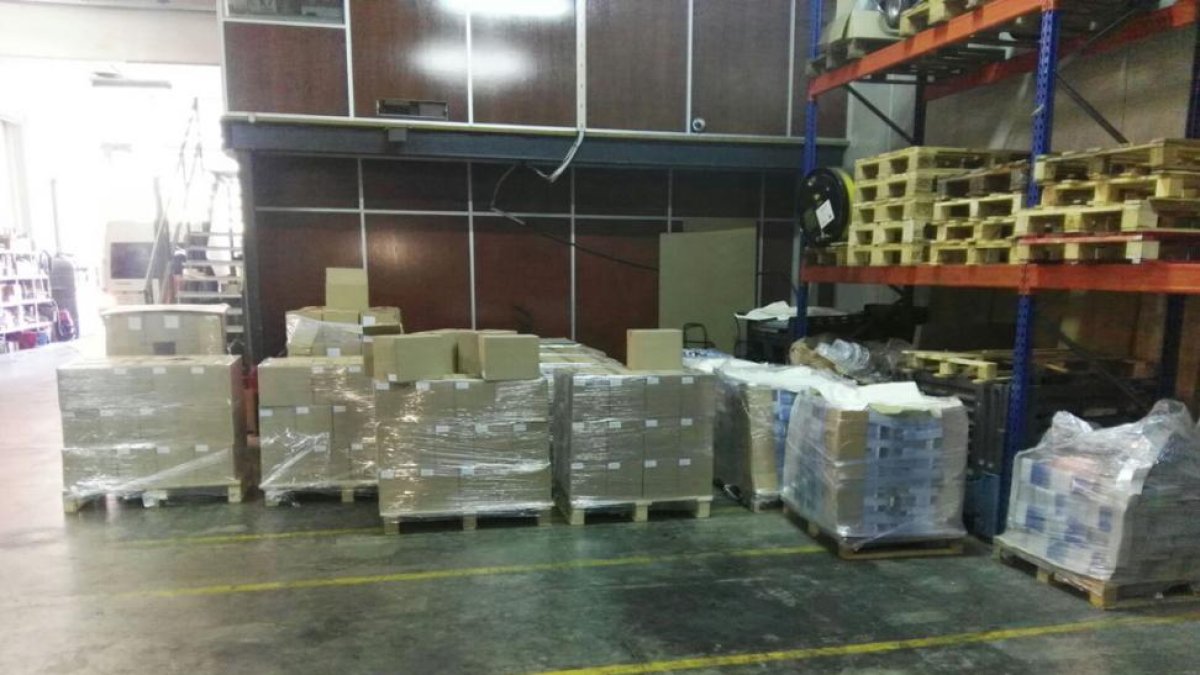 Imagen del almacén donde se han incautado 1,3 millones de carteles, dípticos y folletos del referéndum