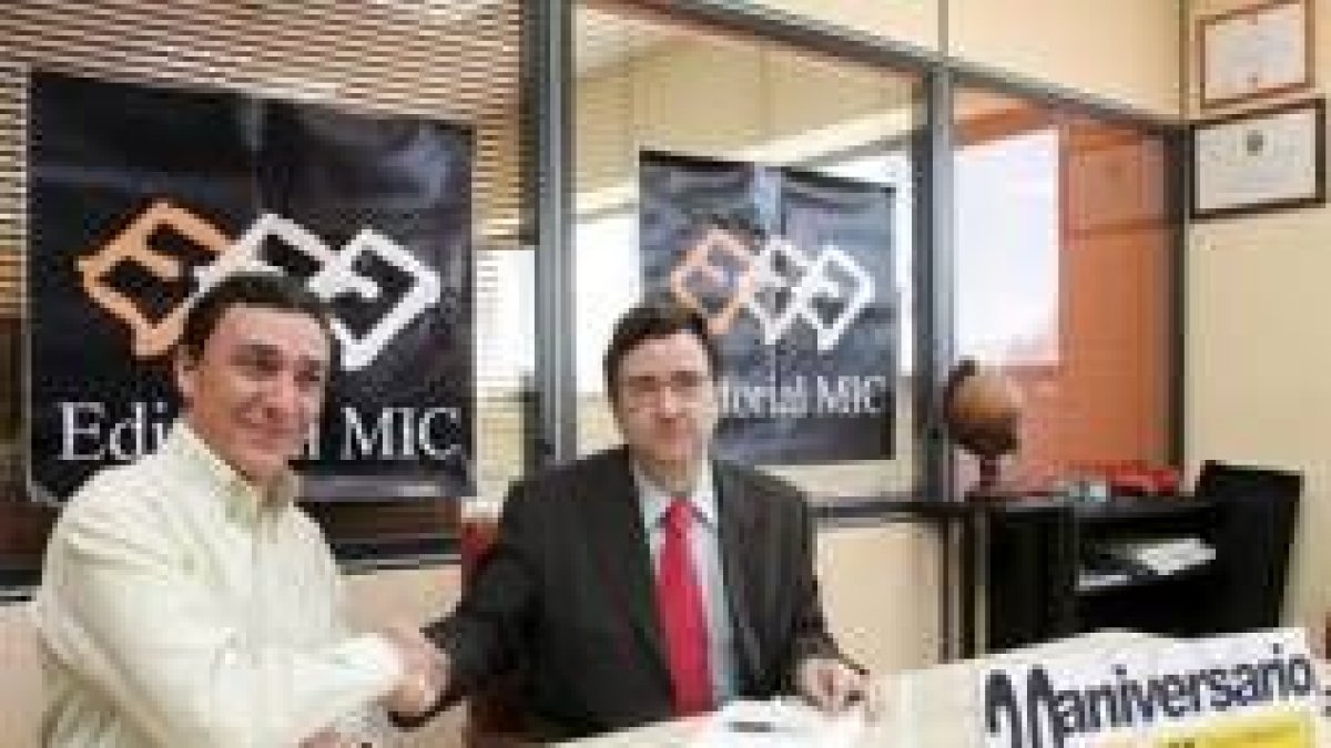 Fernando Santos y Marcelino Sión estrechan sus manos tras la firma del acuerdo