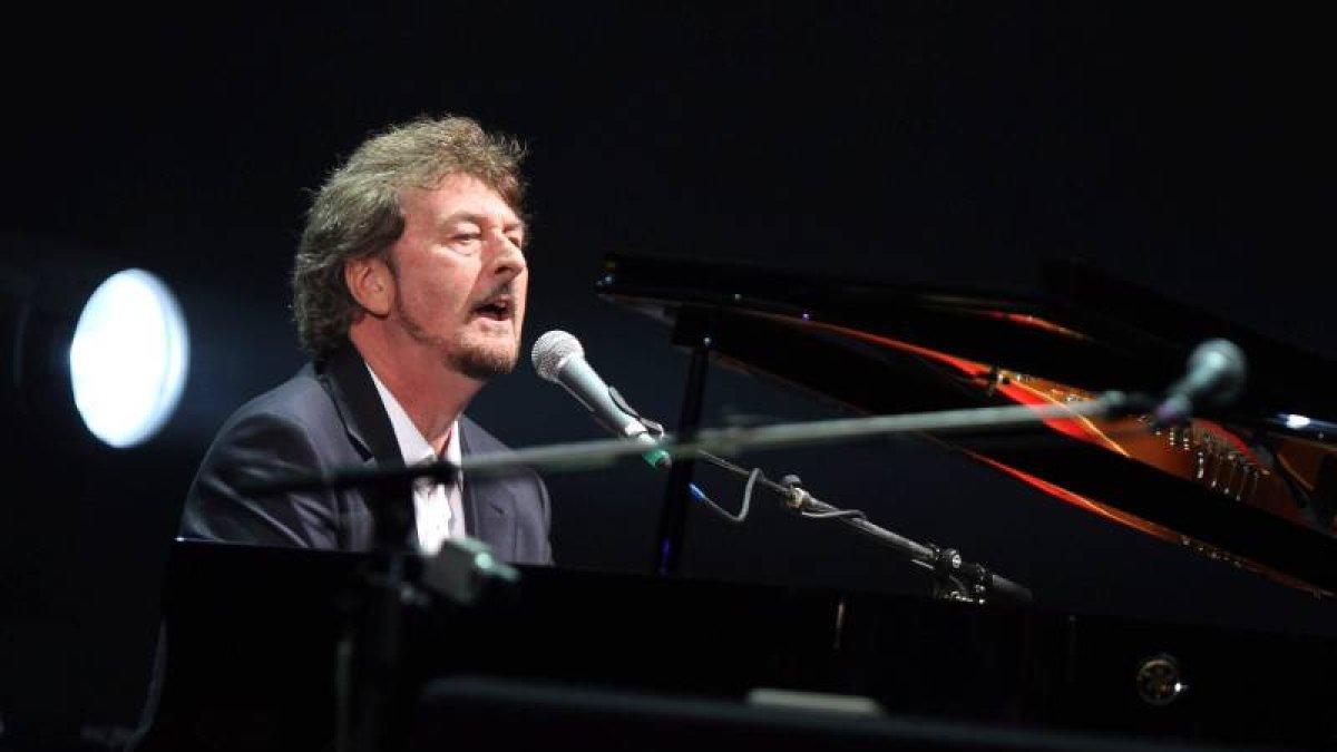 El cantante británico y líder de la banda Supertramp, Rick Davies, durante un concierto.