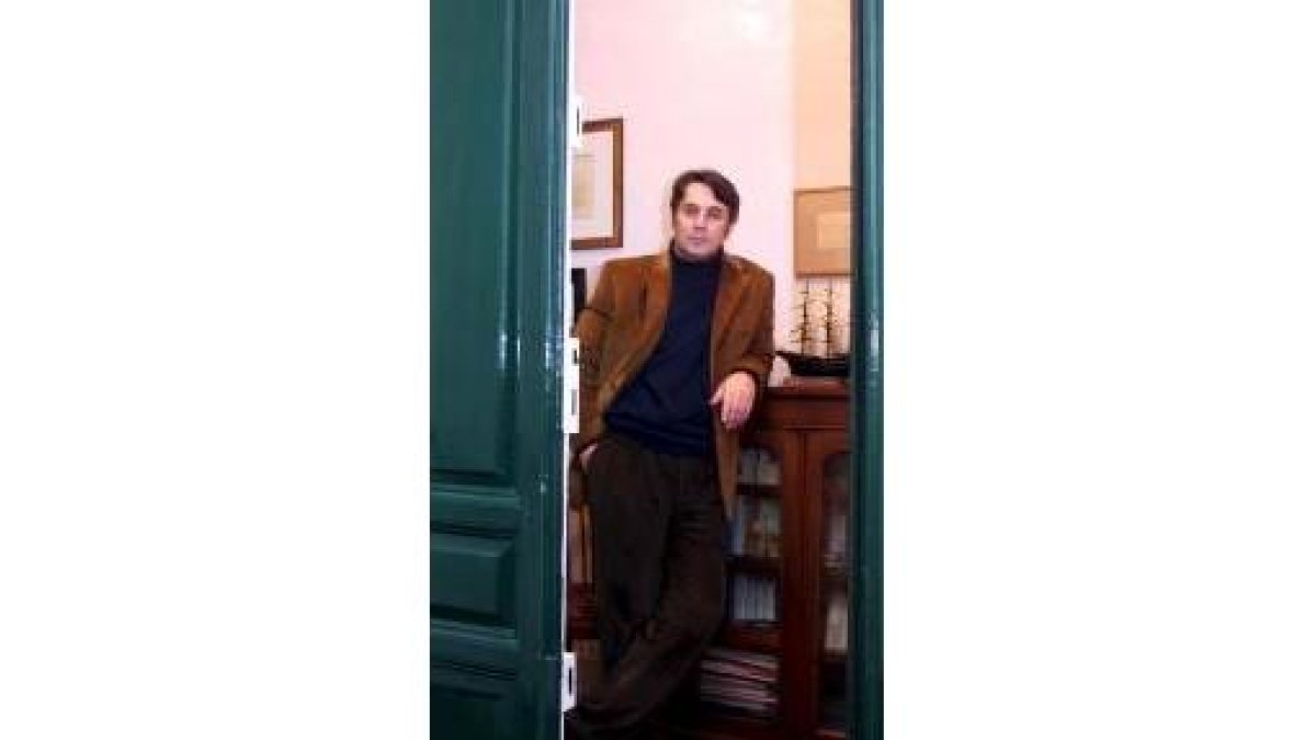 El escritor leonés Andrés Trapiello, en su casa de Madrid