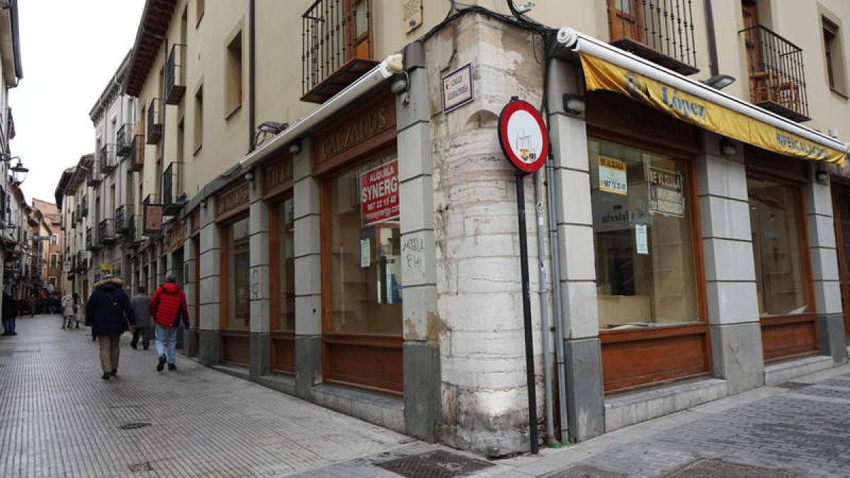 Azabachería es una de las calles en las que mejor se refleja la decadencia del casco histórico de León. J. NOTARIO