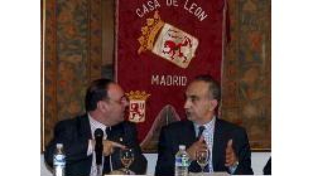 De Francisco, con el presidente de la Casa de León, José Rafael Álvarez