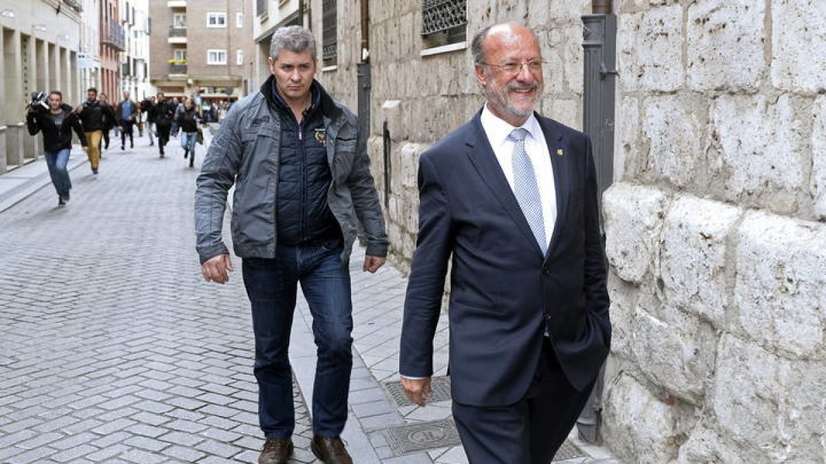 El anterior alcalde de Valladolid, Javier León de la Riva, pasea por Valladolid. NACHO GALLEGO