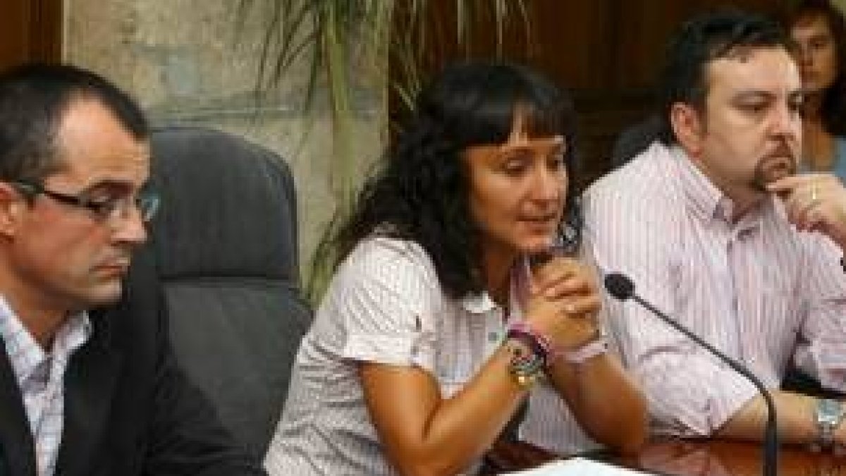 Susana Téllez, ayer en el centro entre Moreno y Tino Morán, durante una comparencia ante los medios