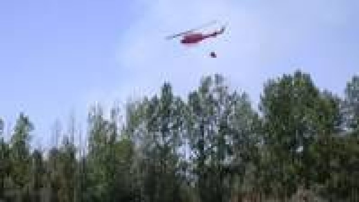 El helicóptero que sofocó el incendio que tuvo lugar ayer en Cabañas