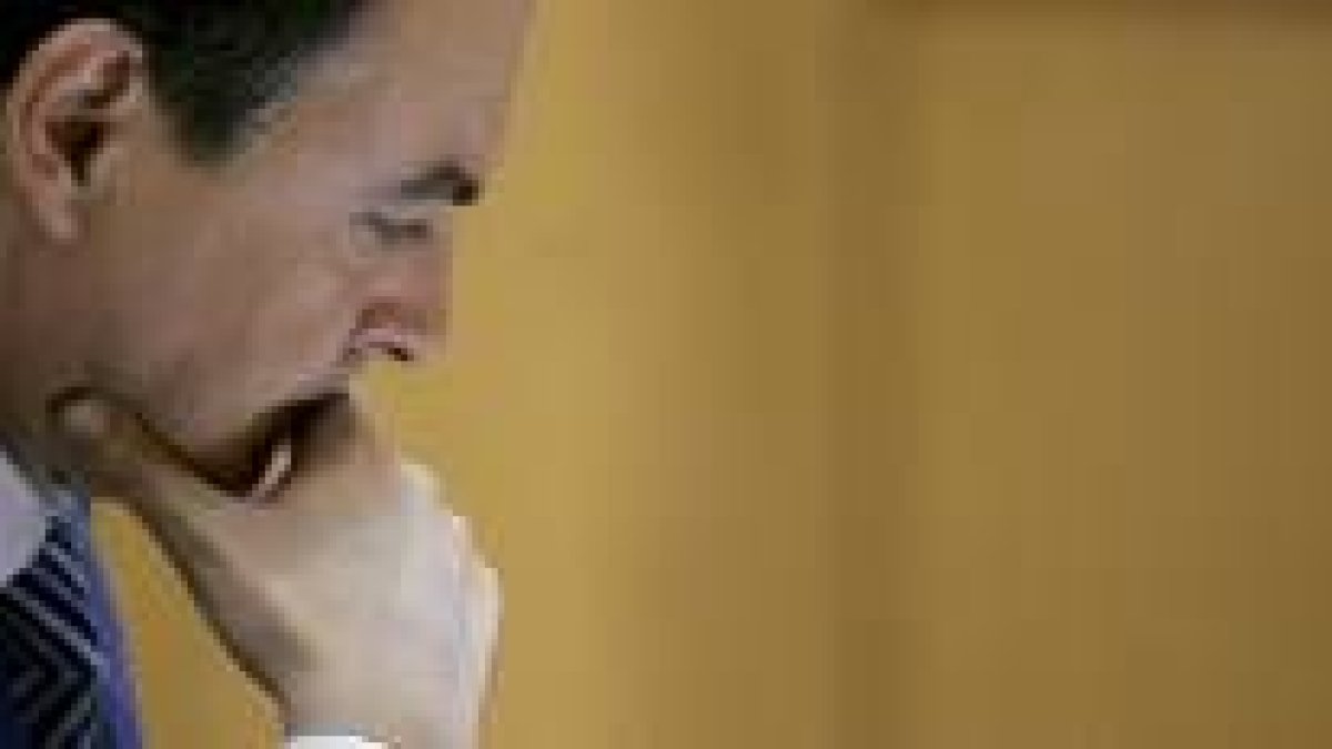 Zapatero observa sus apuntes durante el debate en la sesión de control en el Congreso