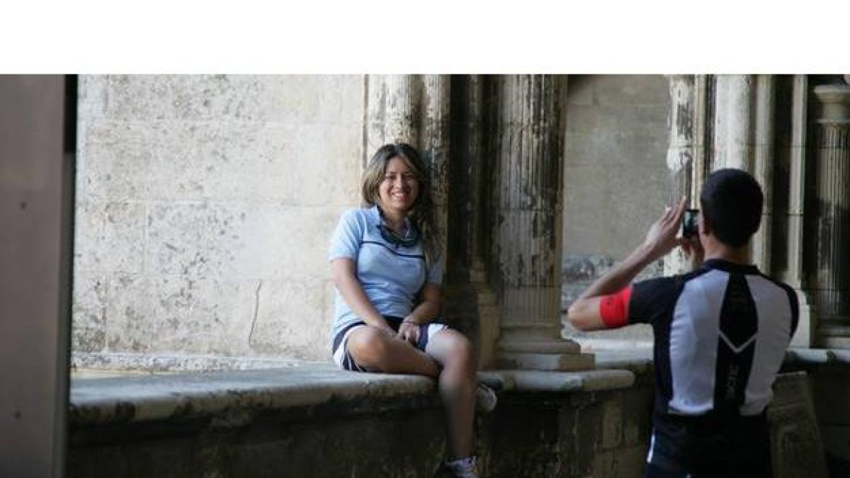 Una turista se fortografía en el claustro de la Catedral