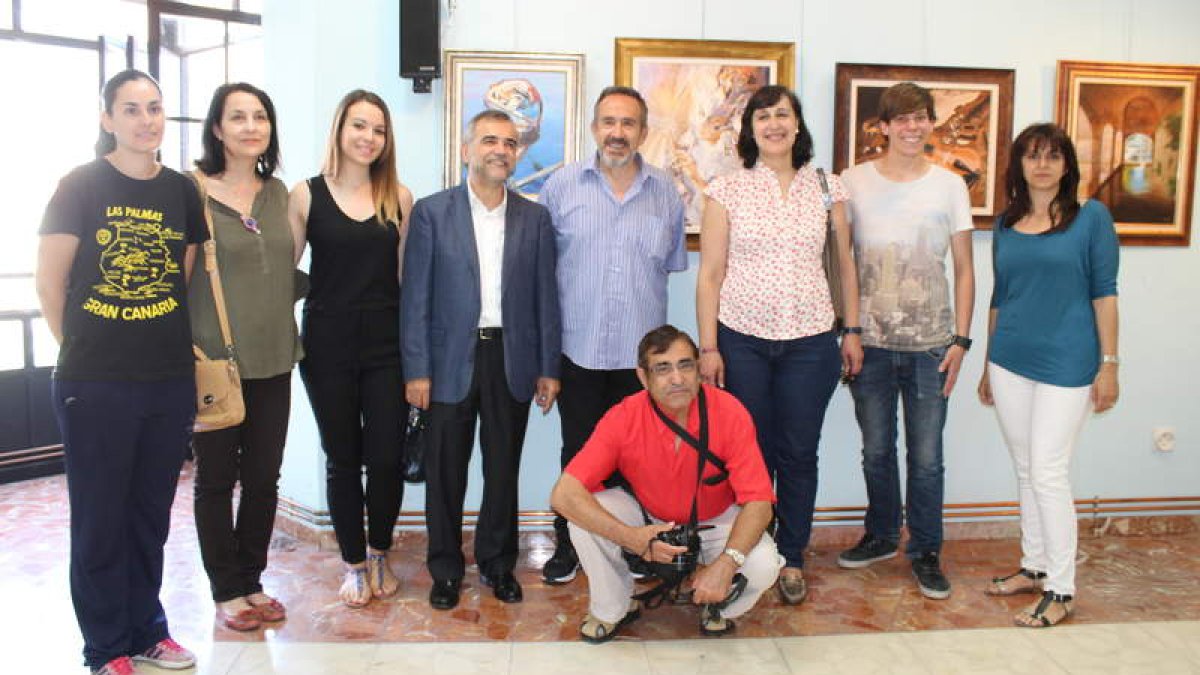 Algunos de los artistas, junto al pintor, el alcalde, José Miguel Palazuelo, y la edil de Cultura.