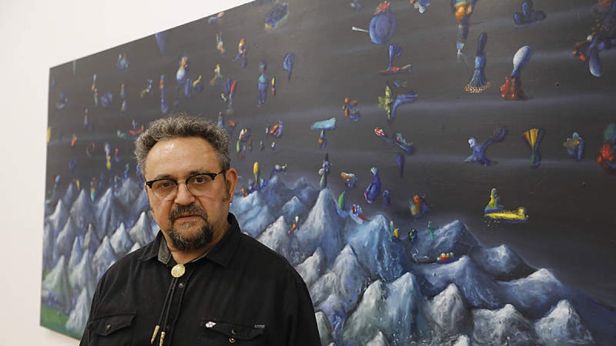 El artista leonés José de León, cuya obra puede verse en sendas exposiciones en El Albéitar y en Botines. MARCIANO PÉREZ