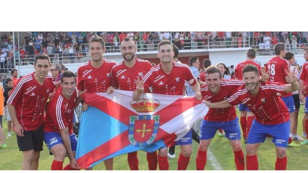 Celebración de los jugadores bercianos al terminar el encuentro en Calabagueiros