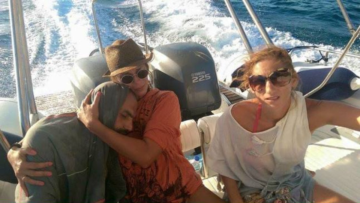 La mujer griega publica en Facebook la imagen en la que se la ve abrazando al náufrago sirio que rescató.