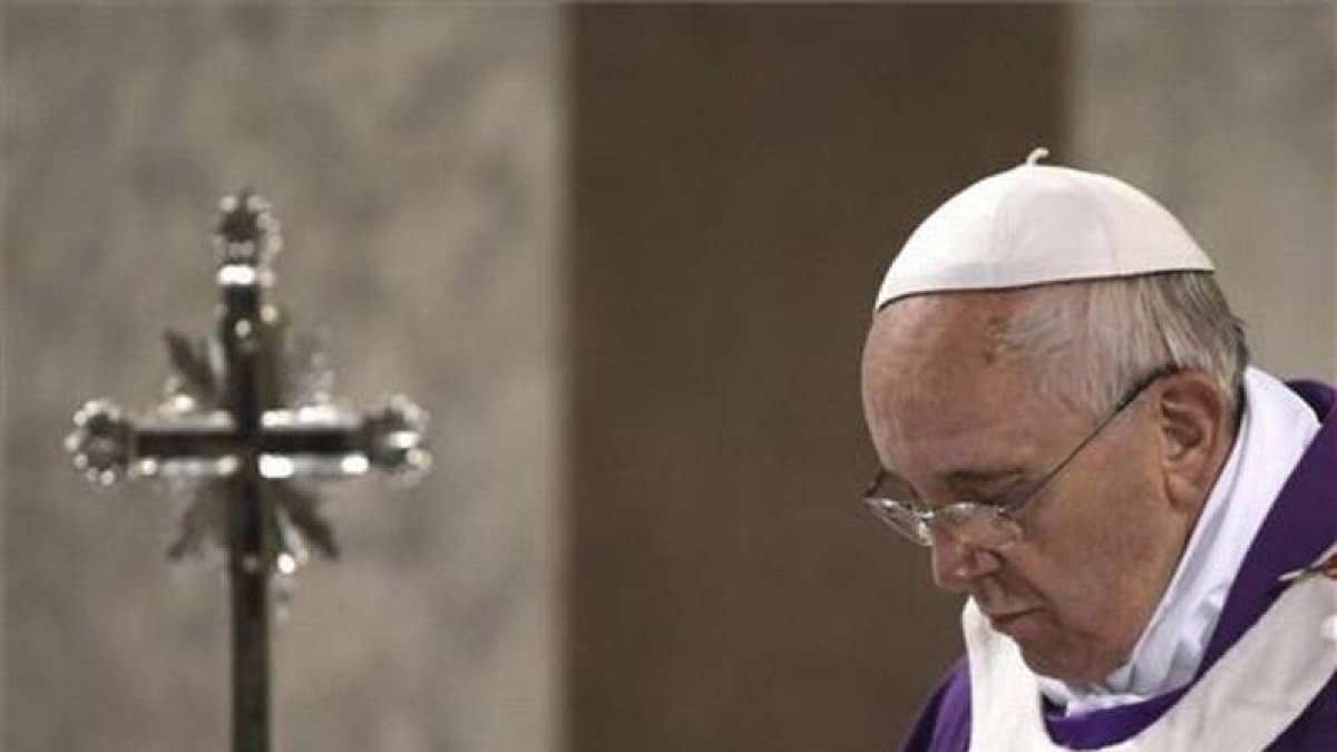 El papa Francisco oficia la misa del Miércoles de Ceniza en Roma.