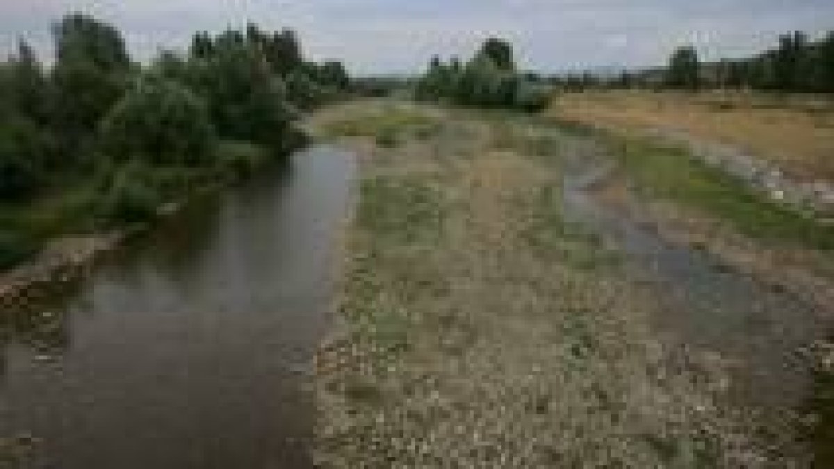 Imagen de archivo del río Torío a su paso por la localidad de Garrafe