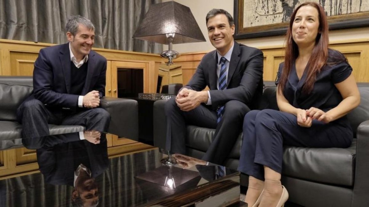 Pedro Sánchez con el presidente y la vicepresidenta de Canarias.