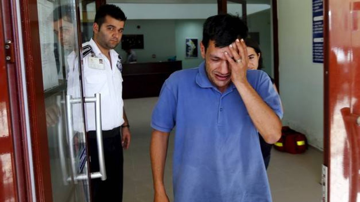 Abdullah Kudri, el padre del niño ahogado en una playa turca, sale del tanatorio.