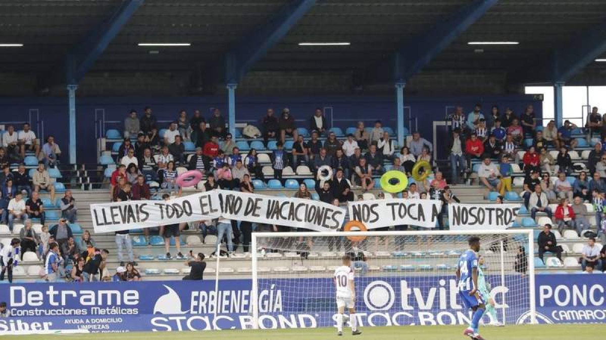 La afición de la SD Ponferradina se expresó con una elocuente pancarta en El Toralín contra una plantilla que no dio la talla. ANA F. BARREDO