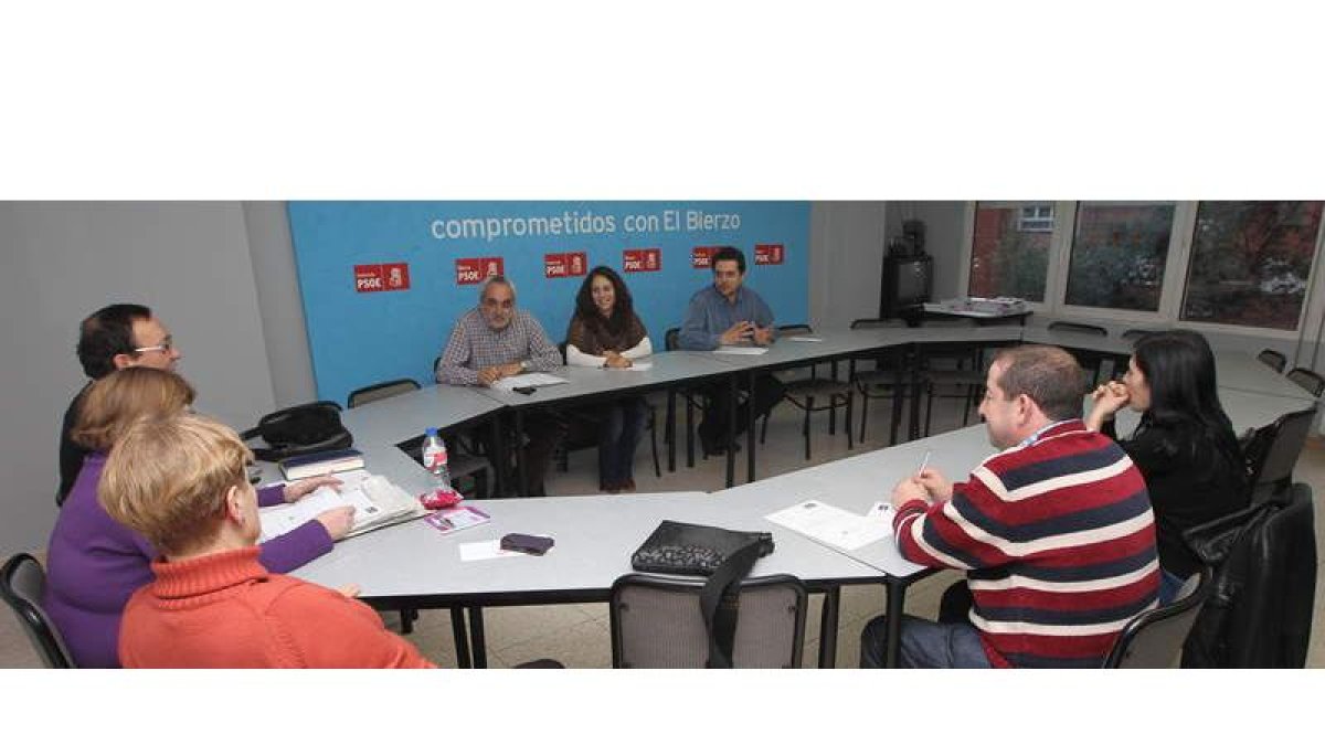 Una de las últimas reuniones de la ejecutiva del PSOE de Ponferrada, con Helena Castellano y Antonio Vega al fondo.