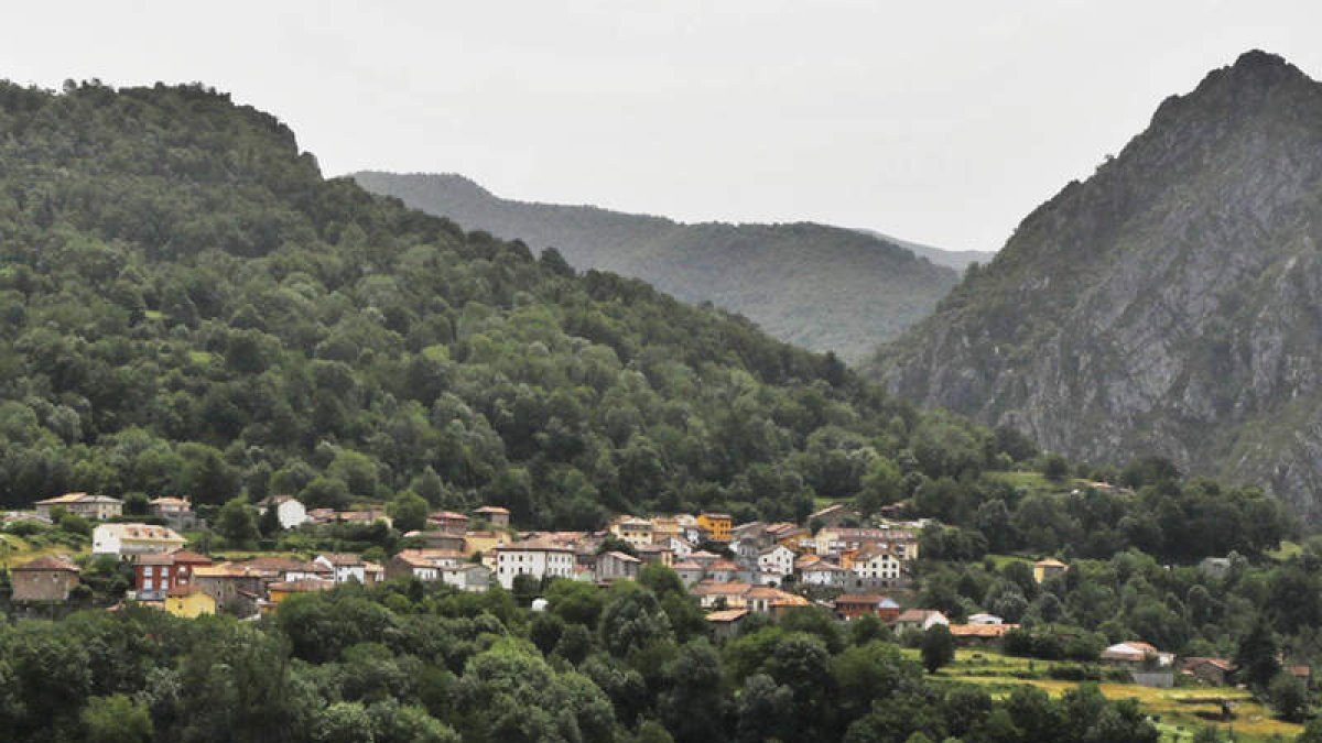 No hay descanso para la vista de los hayedos, robledales y prados ganados  al monte. RAMIRO