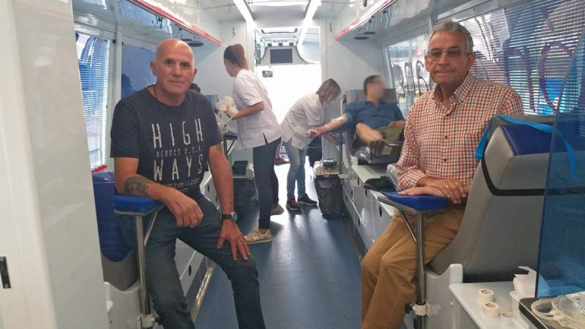 José Vicente del Toro y José Luis Gómez, ayer en la unidad móvil de la Hermandad de Donantes de Sangre. C. T.