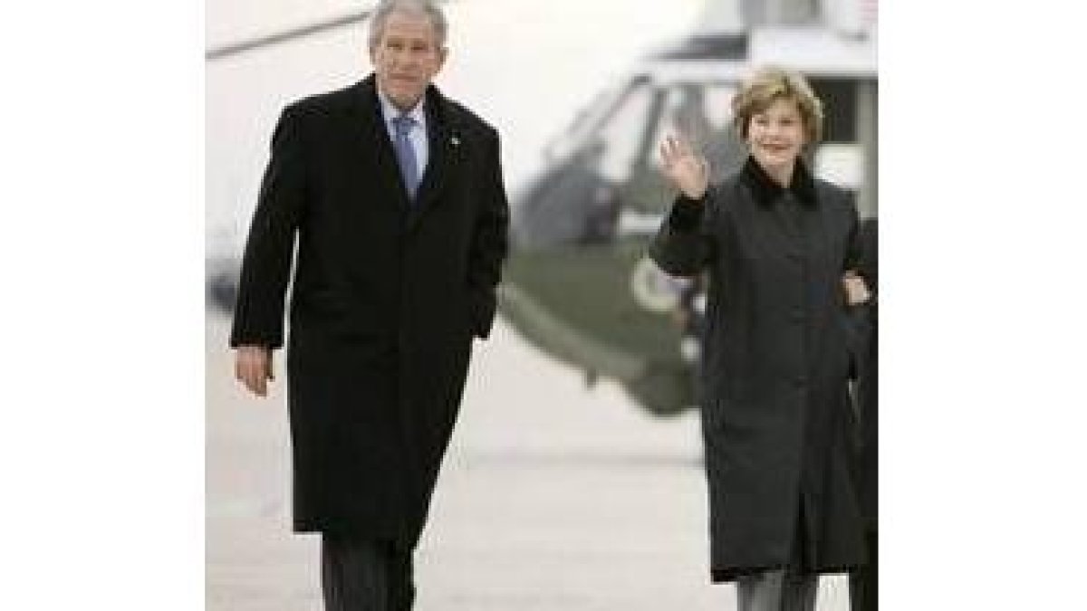 Bush junto a su esposa tras descender del helicóptero presidencial