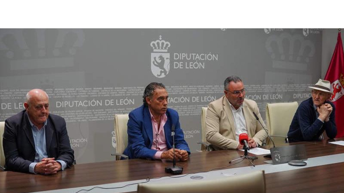 Goyo Chamorro, Felipe Llamazares, Eduardo Morán y Matías Llorente en la presentación del acuerdo de colaboración. MIGUEL F.B.