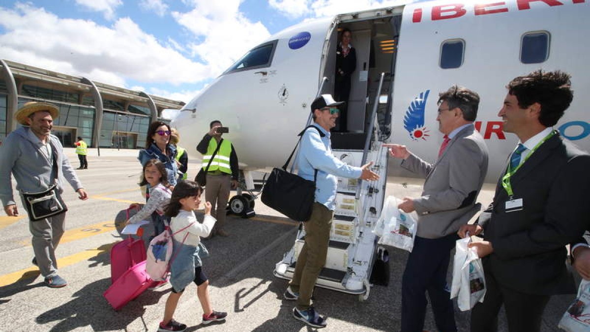 Martínez Majo y el director del aeropuerto, Ángel Rubal, despiden a los pasajeros del vuelo a Menorca, junto con otras autoridades. RAMIRO