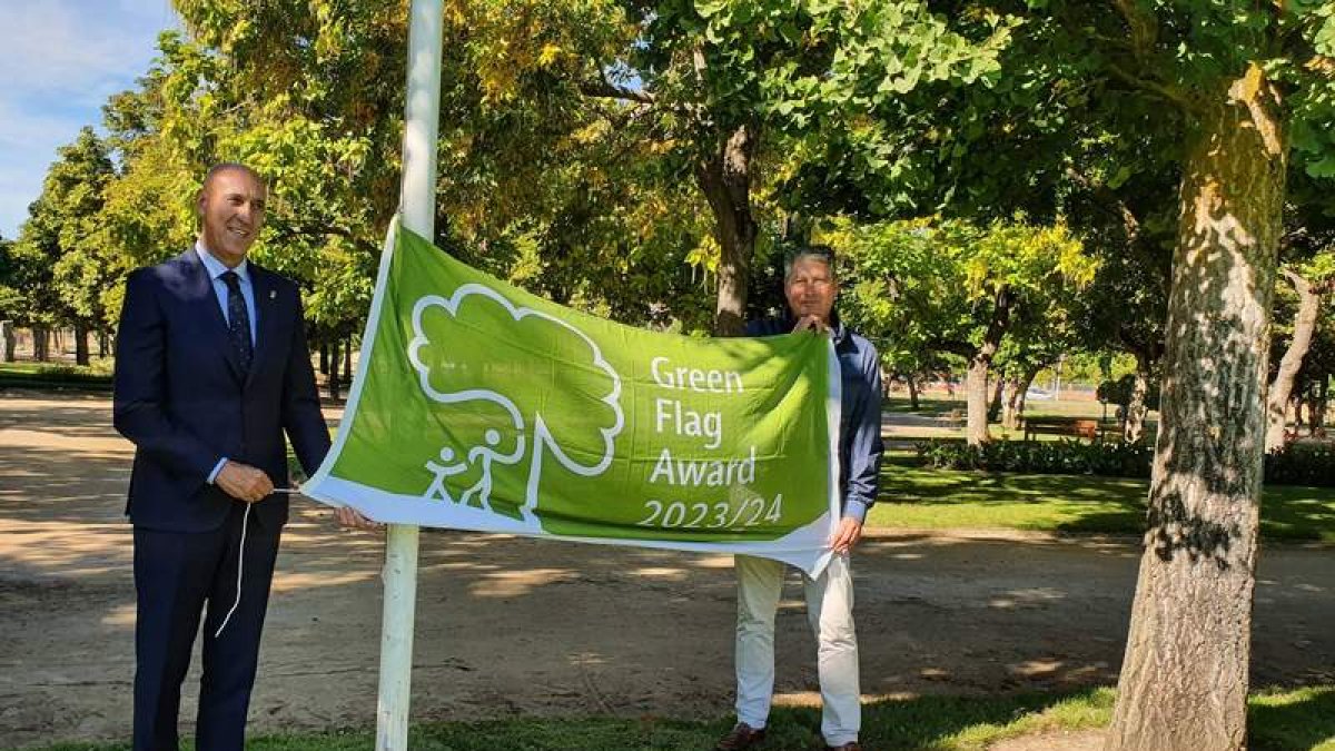 El alcalde y el concejal de Desarrollo Urbano izaron esta semana la Bandera Verde del parque de La Granja. DL