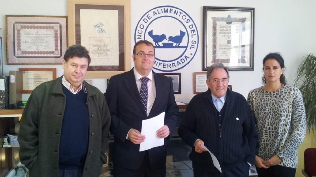 Julio Casado y Damián Tascón (centro) firmaron el convenio de Mercadona y el Banco de Alimentos.