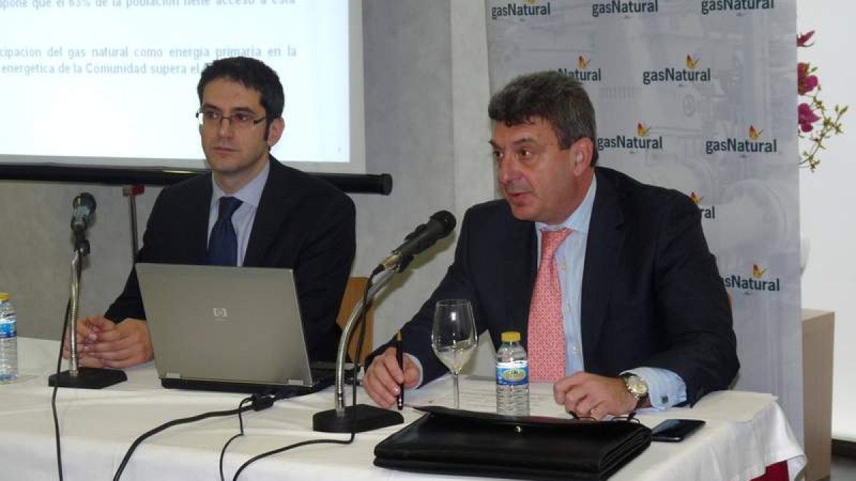 Luis Alonso, junto con José María Ferri, director de Distribución de la Zona Norte de Gas Natural Fenosa.