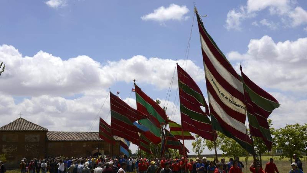 Los romeros portaron a su patrona a hombros hasta la ermita de Perales donde permanecerá hasta el próximo año.