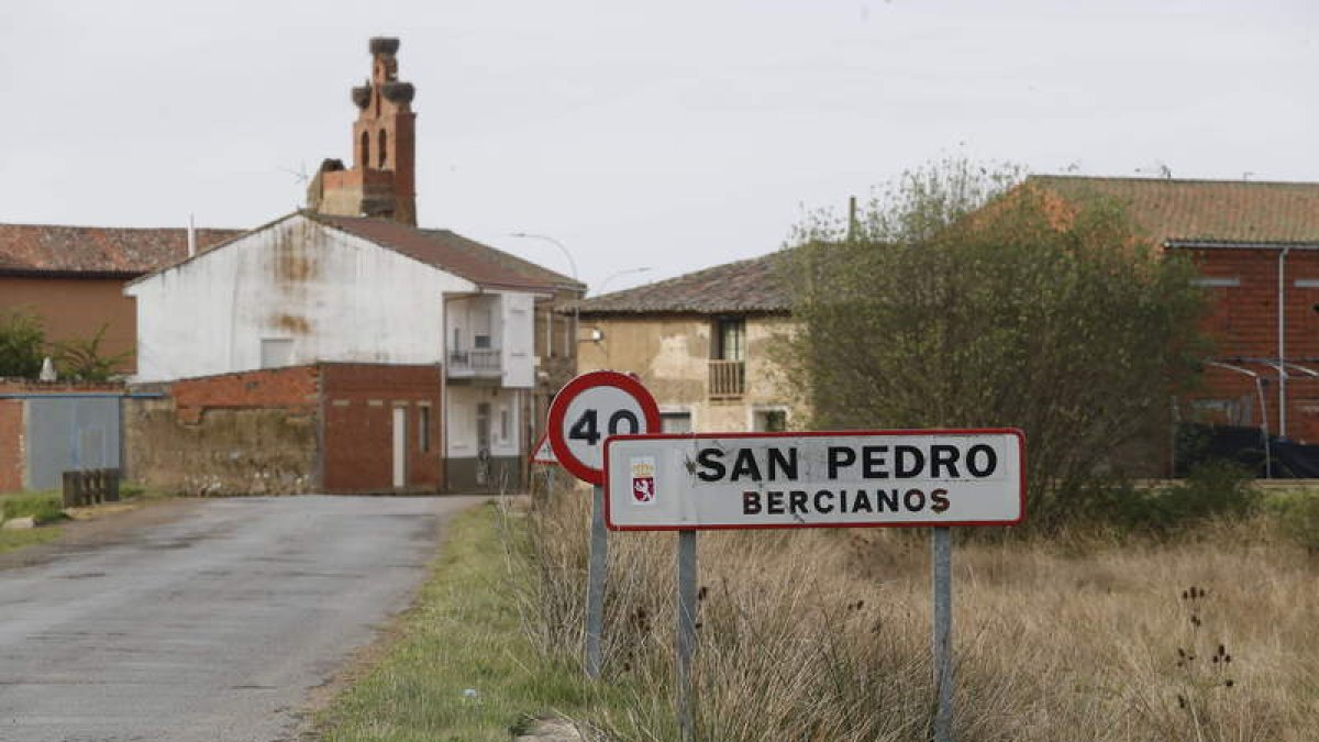 Imagen de la carretera de acceso a la localidad de San Pedro Bercianos. RAMIRO
