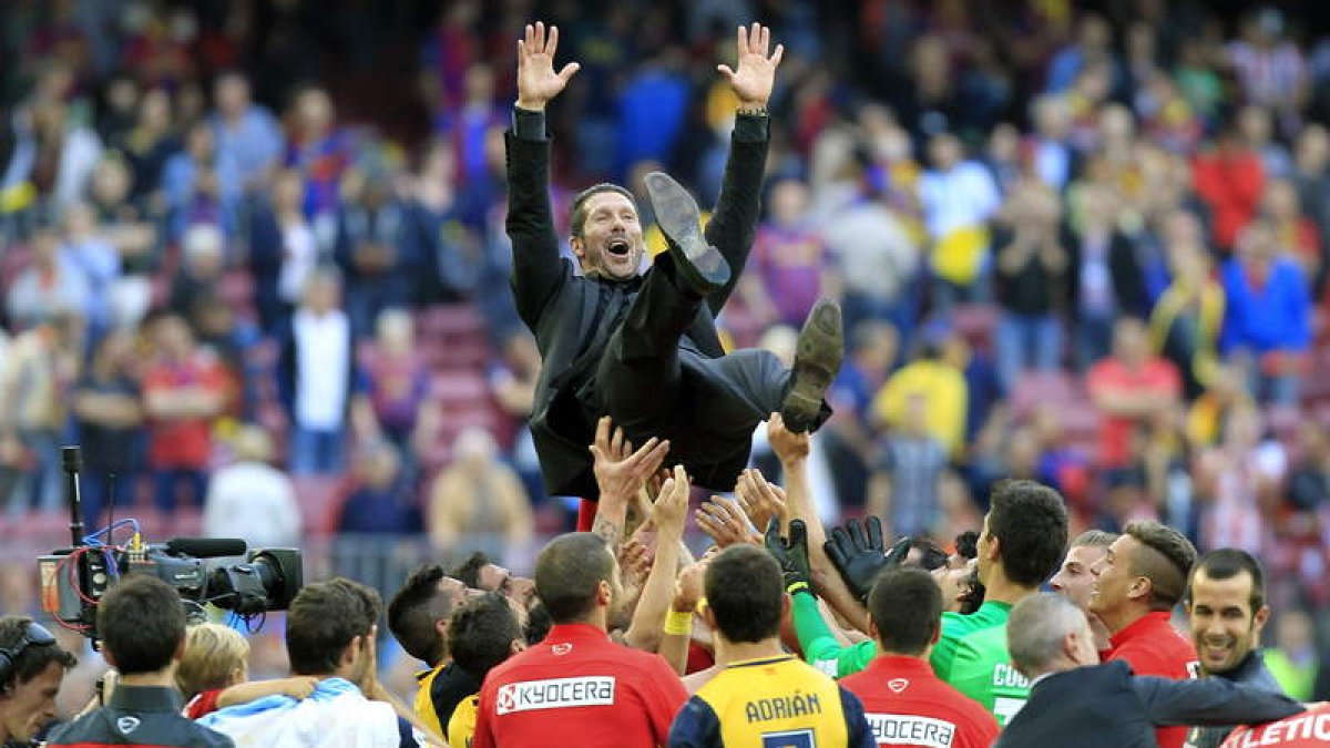 Simeone, uno de los artífices del título del Atlético, es manteado por sus jugadores tras el partido.