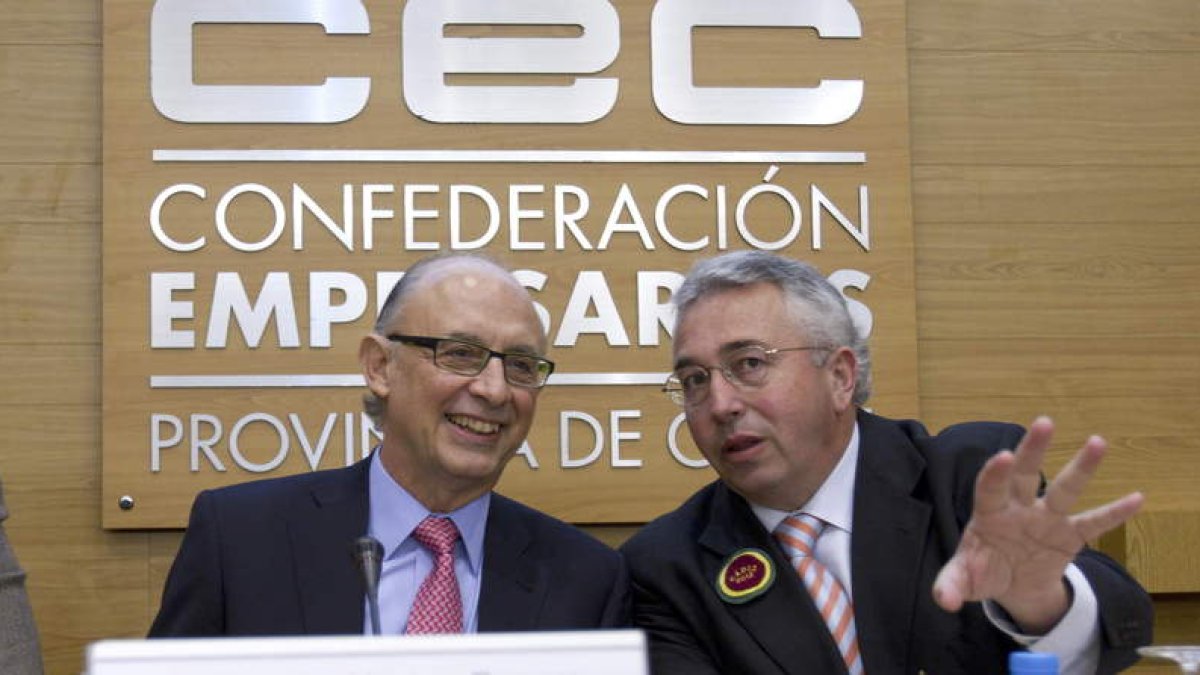 El ministro de Hacienda, Cristóbal Montoro, junto al presidente de Empresarios de Cádiz.