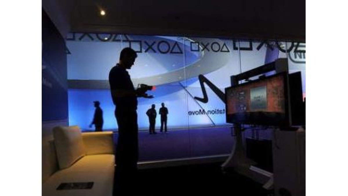Un visitante prueba un juego en La Exposición de Entretenimiento Electrónico (E3).
