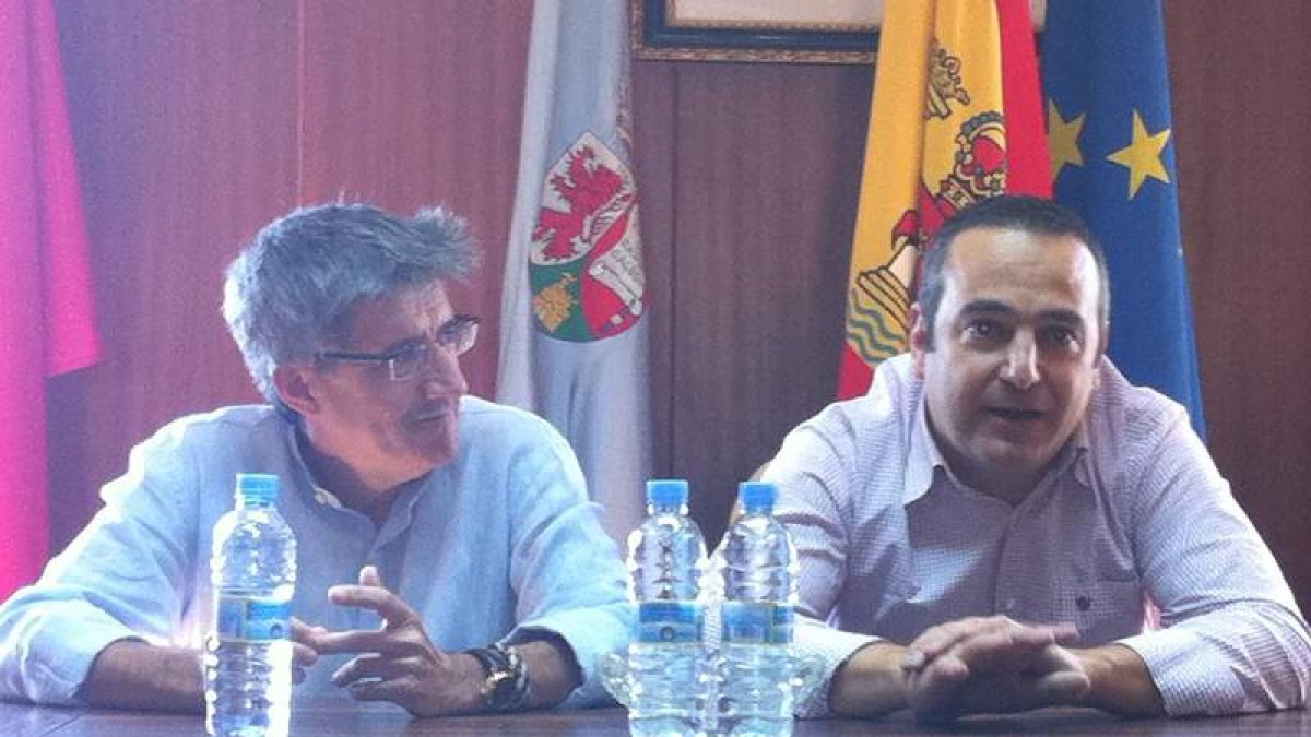 Fernández junto al alcalde de Castrocalbón, Luis Antonio Cenador.