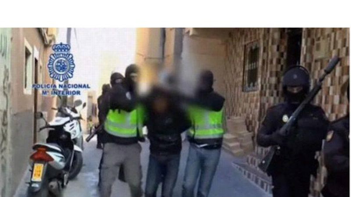 Uno de los detenidos por la policía, hoy, en Ceuta, acusado de terrorismo