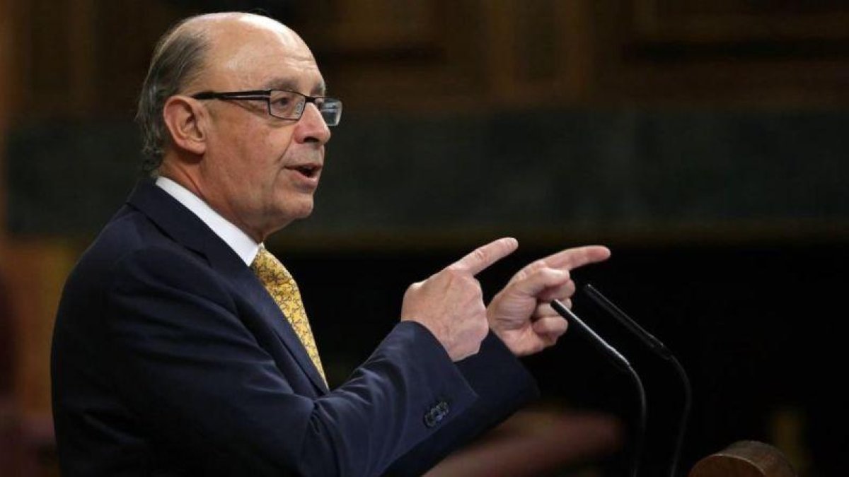 El ministro de Hacienda, Cristóbal Montoro, en el Congreso de los Diputados durante el debate sobre el reparto del objetivo de déficit y el techo de gasto del 2018.